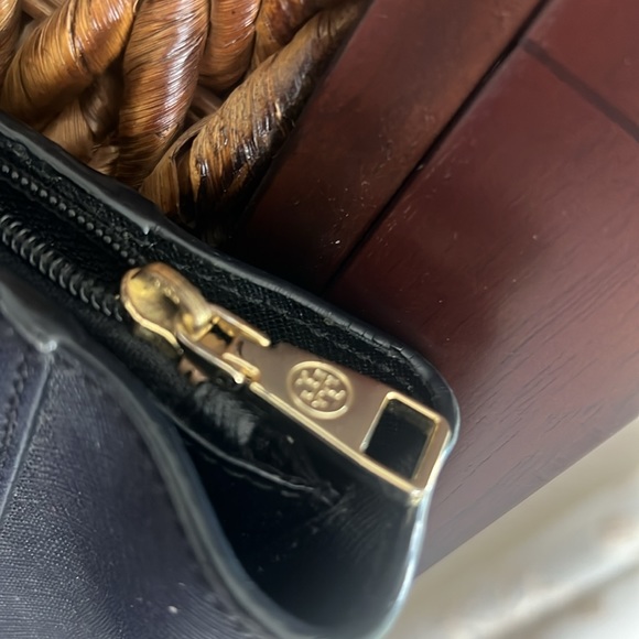 Tory Birch classic black bag needs reserected🌸 bottom and inside like new - Picture 3 of 8